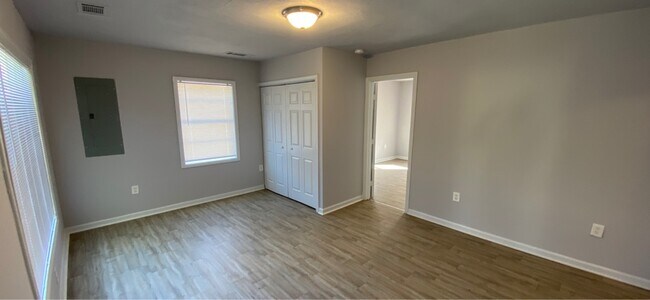 Foto del edificio - 2343 Huggins St