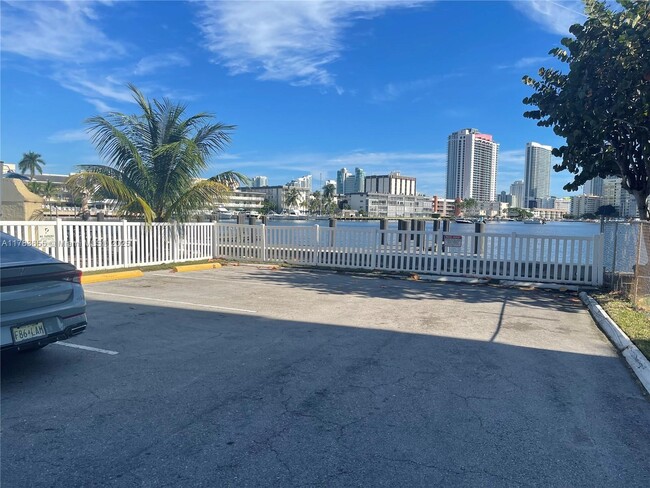 Foto del edificio - 450 Golden Isles Dr