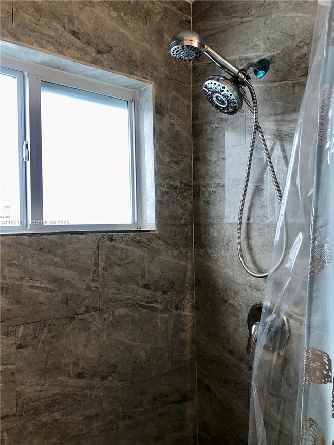 Foto del edificio - 6890 Liberty St