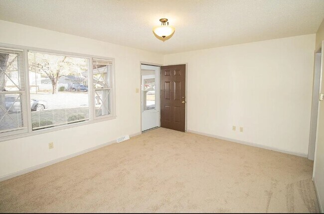 Foto del edificio - Three Bedroom Home in Derby!