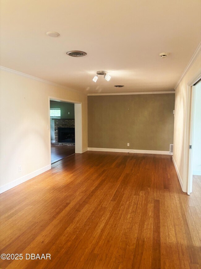 Building Photo - 19 Capri Cir