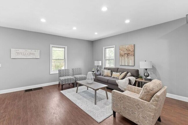 Building Photo - MOVE IN READY! Rare opportunity to rent in...