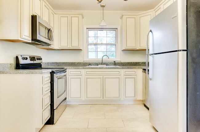 Building Photo - 827 Glendora Dr