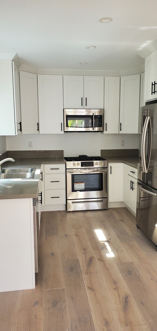 Kitchen w/ all new appliances - 141 S Kenmore Ave
