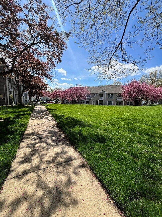 Building Photo - 2 Bed 2 Bath Condo in Council Rock School ...