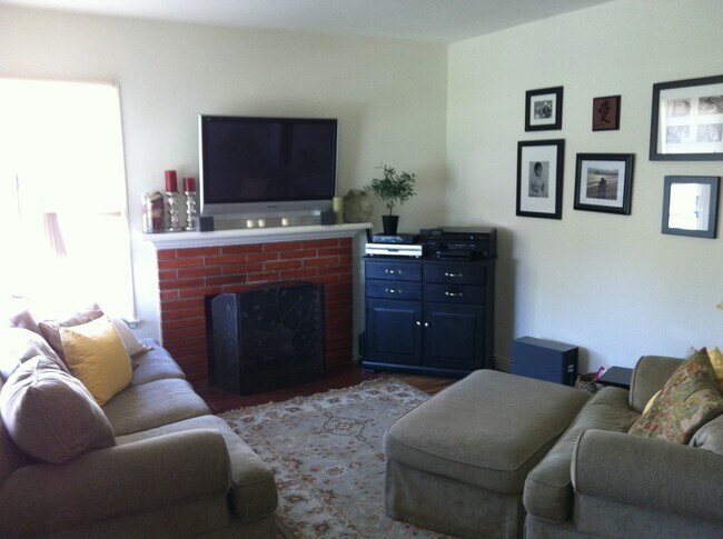 Sala de estar formal con chimenea de gas. - 1607 18th St