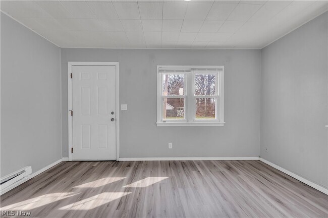 Foto del edificio - 1771 E 37th St