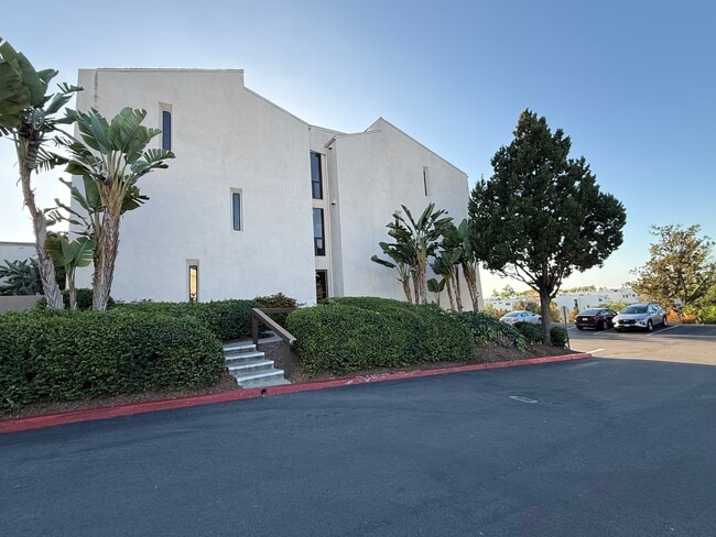 Building Photo - 6930 Hyde Park Dr