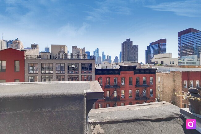 Building Photo - 435 W 54th St