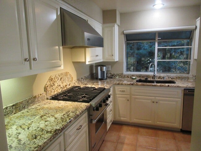 Building Photo - 2 bed 2 bath on Blacklake Golf Course