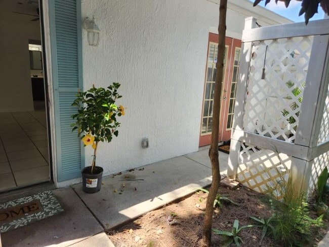 Door entrance/ very private - 504 13th Pl