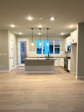 Foto del edificio - Modern 3Bed/2Bath PLUS 2 car garage Townhome in Bellevue!