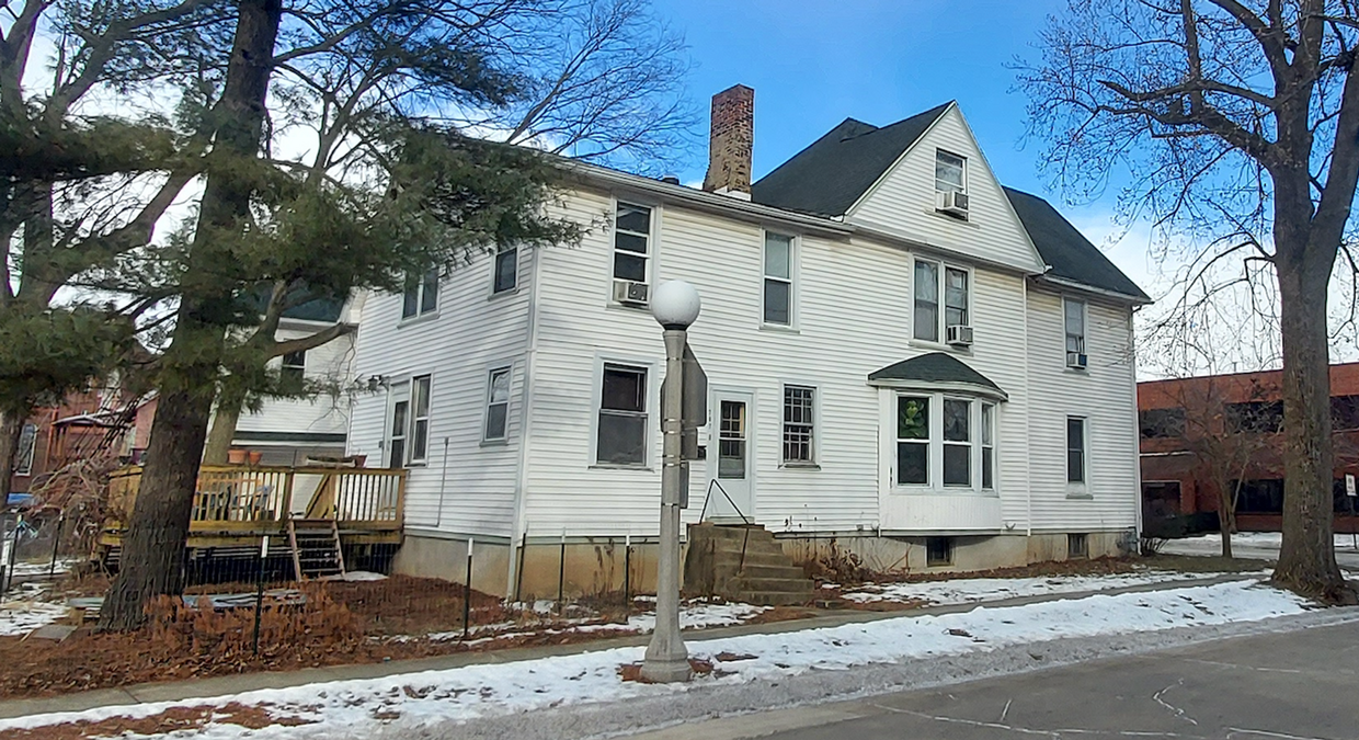 Primary Photo - Huge sunny vintage 4bedroom apartment