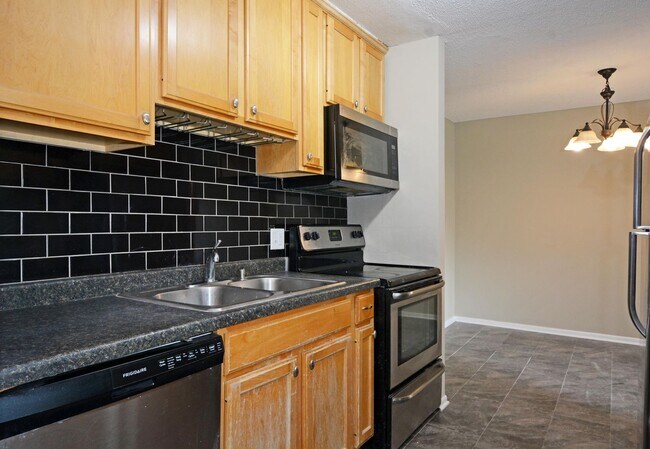Foto del edificio - Spacious 3-Bed 1-Bath Condo For Rent in Ea...
