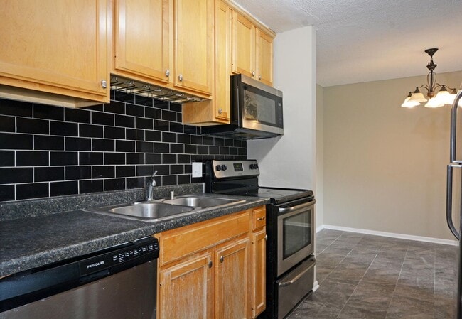 Building Photo - Spacious 3-Bed 1-Bath Condo For Rent in Ea...