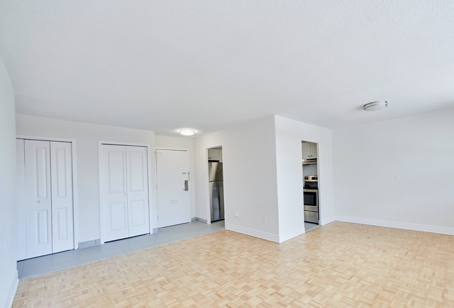 Photo du bâtiment - NEWLY RENOVATED 1 Bedroom Apt - MISSISSAUGA