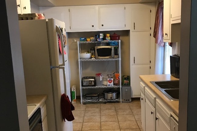 Kitchen - 1124 Appletree Ln