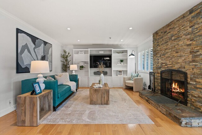 Building Photo - Fully remodeled and LOVELY, walk to town l...