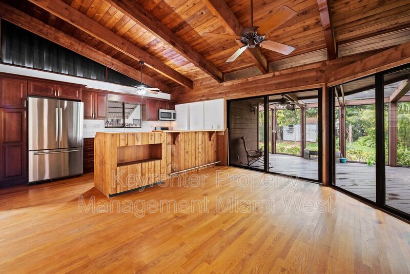 Primary Photo - 825 SE 12th Ct