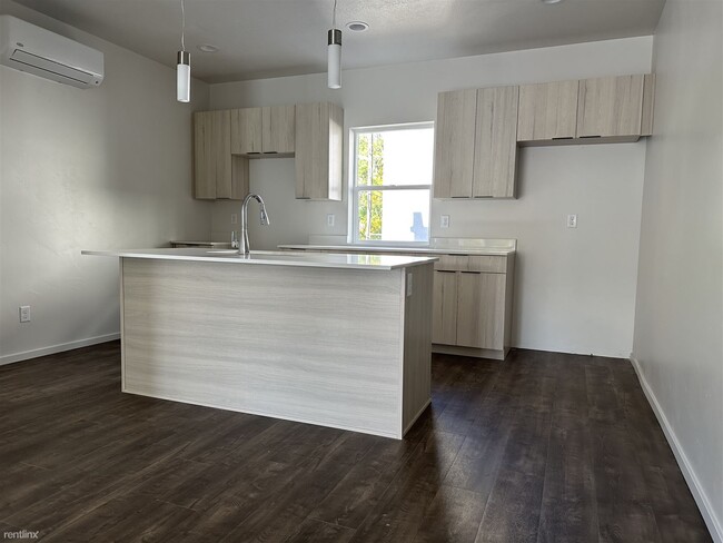 Building Photo - 2 br, 2.5 bath Townhome - 1689 South West ...