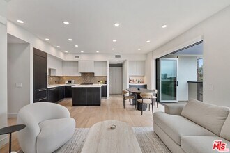 Building Photo - 505 S Barrington Ave