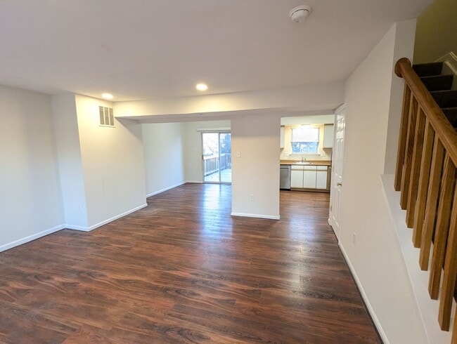 Foto del edificio - Well maintained townhouse in Robin Meadows Community with updated features available mid January!