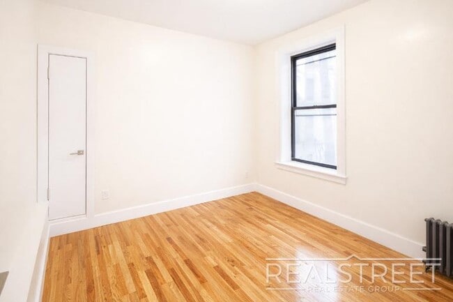 Building Photo - Magnificent LARGE 1 Bed Apt Across from Botanic Gardens!