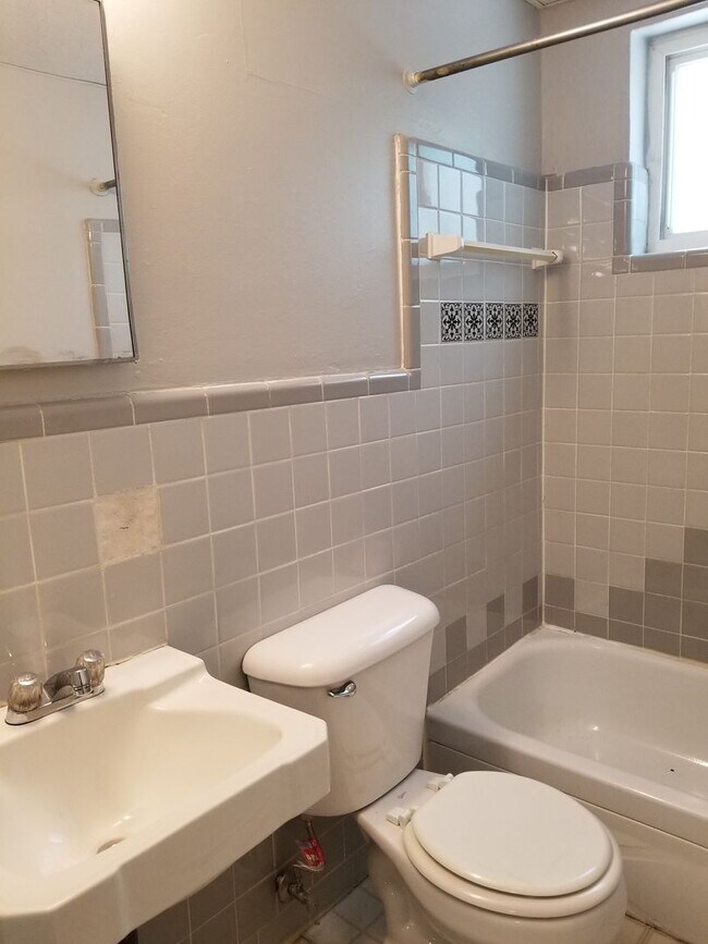 Foto del edificio - 3233 Whitfield Ave