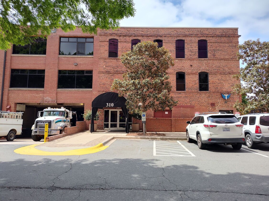 Primary Photo - Luxury studio located in Factory South!