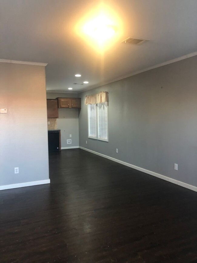 Building Photo - 1/2 OFF FIRST MONTHS RENT!! 3 bedroom 2 ba...