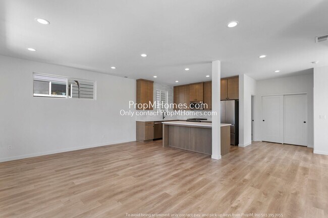 Foto del edificio - Elegant and Modern 4BR/3BA Duplex in Cully! - PRICE REDUCED