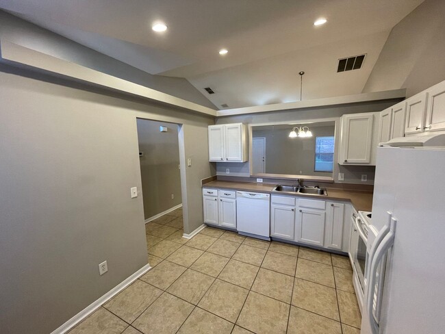 Building Photo - Lovely 4BR/2BA Home Off Apopka Blvd - Pric...