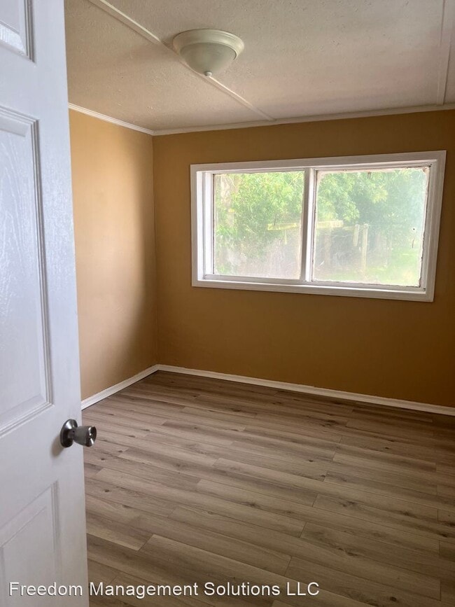 Building Photo - 2 br, 1 bath House - 309 E. Calhoun St.