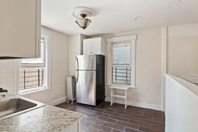 Building Photo - 828 Rhinelander Ave