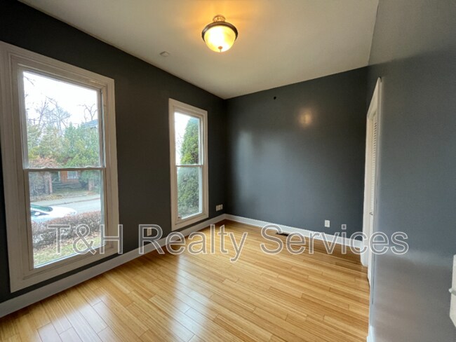 Building Photo - 922 Olive St