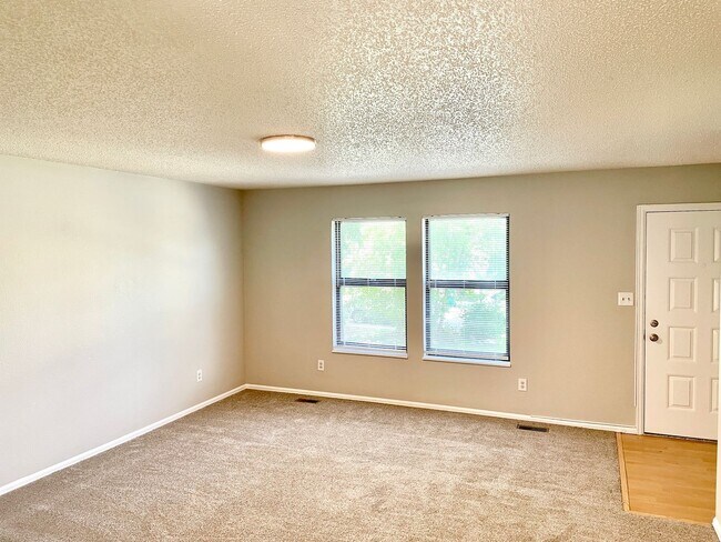 Building Photo - 3 bedroom Home in a Convenient Location!