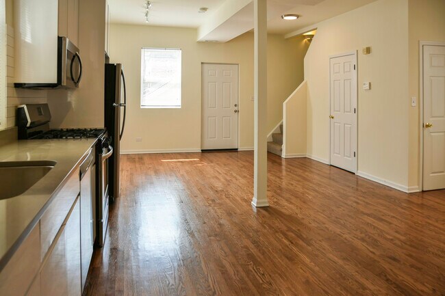 Foto del edificio - 2438 N Ashland Ave