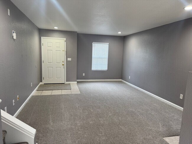 Foto del edificio - 245 Rambler Rose Ln