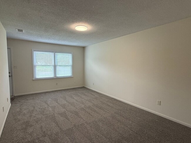 Building Photo - Nice 2 bedroom, 1 bath duplex