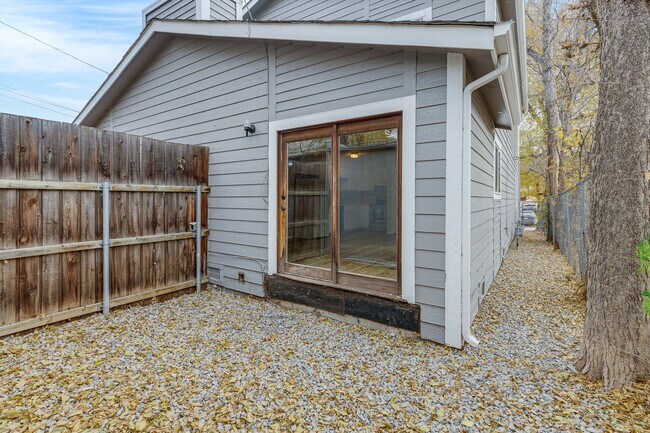 Building Photo - Pet Friendly 2 Bedroom Townhome located close to downtown Colorado Springs