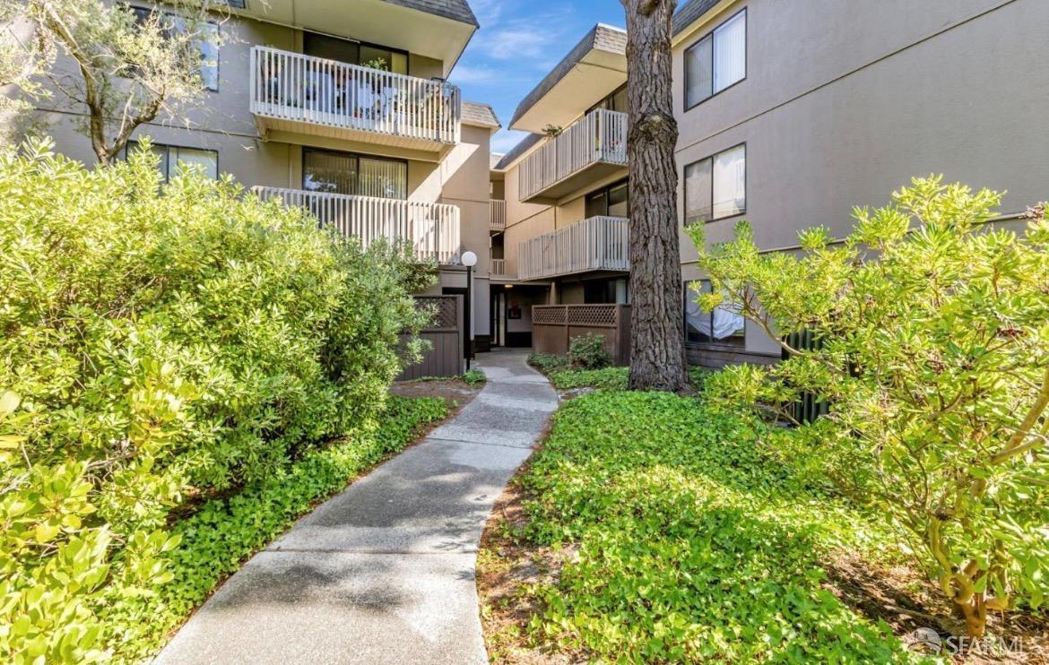Foto del edificio - 8142 Shelter Creek Ln