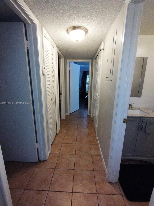 Foto del edificio - 7921 NW 44th Ct