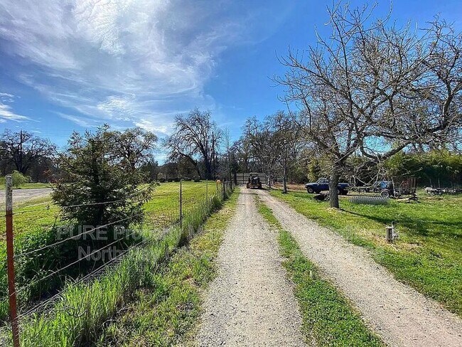 Foto del edificio - 8787 East Side Potter Vly Rd