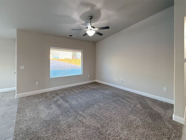 Foto del edificio - 3 bed, 2 bath home with 2 car garage