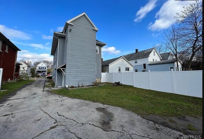 Foto del edificio - 2473 Pierce Ave