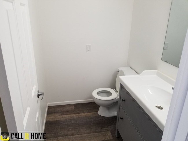 Building Photo - 2 br, 1.5 bath Duplex - Ft Union Blvd Duplex
