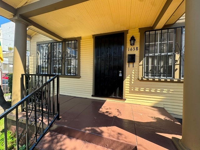 Building Photo - 1638 N Serrano Ave