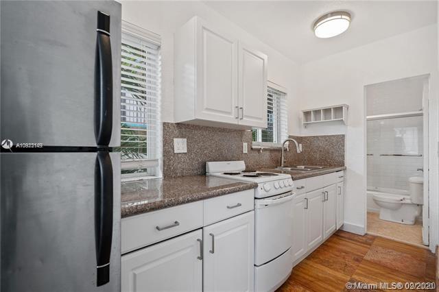 Foto del edificio - 8142 Byron Ave