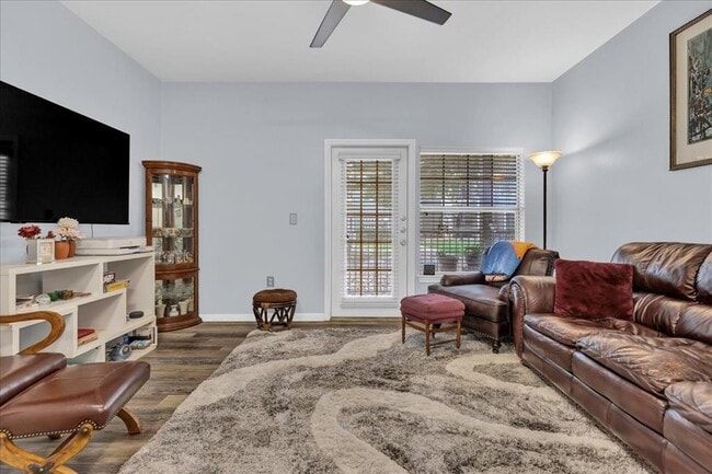 Foto del edificio - 2320 Gracy Farms Ln