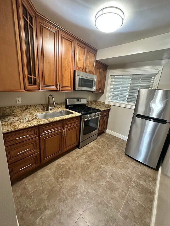 Cocina actualizada con electrodomésticos de acero inoxidable. - 276 S Sierra Madre Blvd